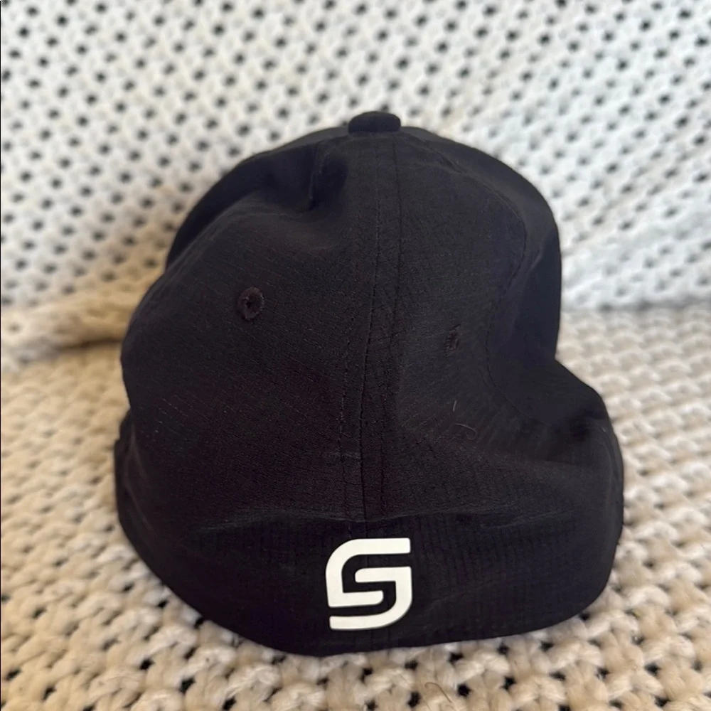 Under Armour Black Golf hat - Picture 2 of 3